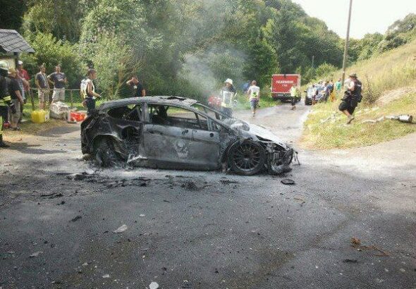 incendio coche rallye